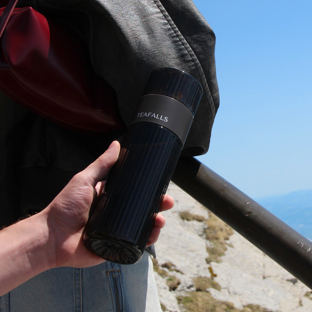 teafalls-tee-infuser-unterwegs-berge-outdoor.jpg__PID:9782514e-4f16-475a-aad9-dffc607650c9