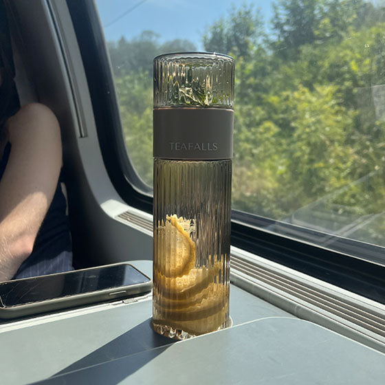tee-flasche-infuser-fuer-unterwegs-teafalls.jpg__PID:cdd62e66-1ac0-49e7-aa9b-820c2469df9d